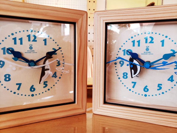 左：くじらの時計　右：ペンギンの時計 18,000円(税別)