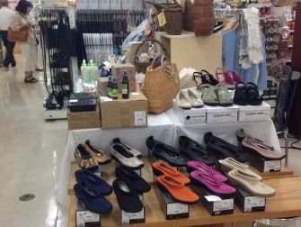 県庁売店の催事の様子です。 靴が並んでいます。 