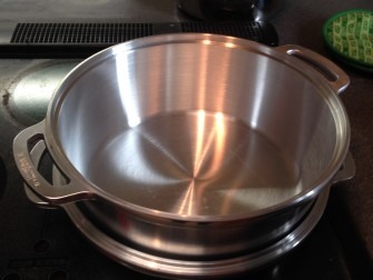 オーブン調理をする時の前準備で、鍋を重ねて温めます。